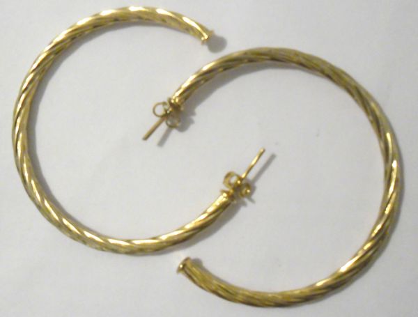 Brinco argola folheado a ouro c/ fio torcido