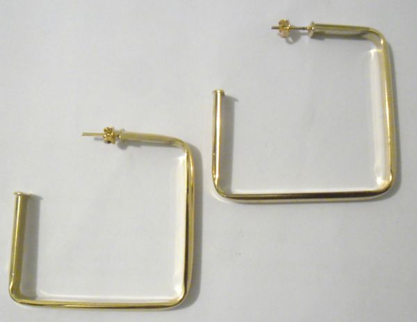 Brinco argola folheado a ouro c/ formato quadro