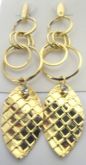 Brinco folheado a ouro formato folha com pedra de strass (b